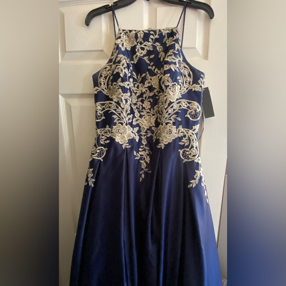 Dress - Picture 3 of 8